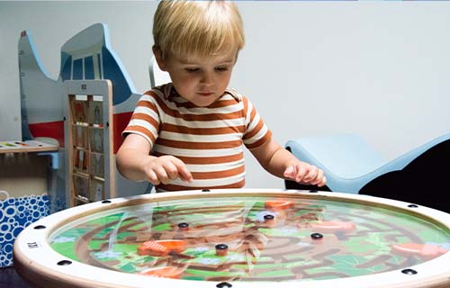 IKC Arctic Collection - Swinging Top Maze met spelend kind in een kinderhoek